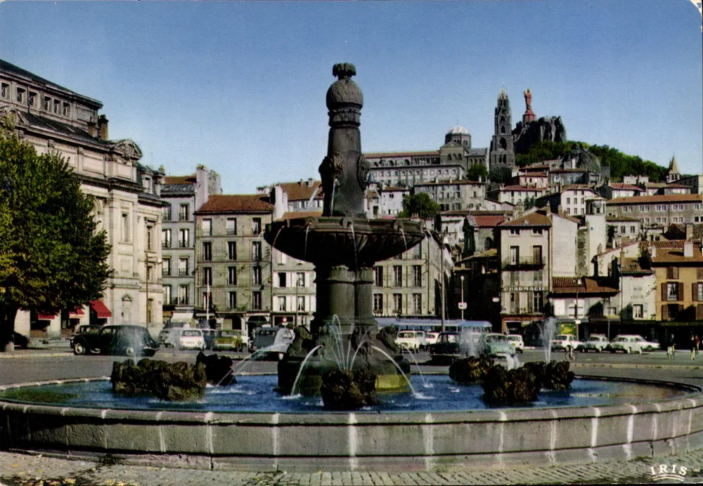 Le Puy-en-Velay — Place Michelet und der Rocher Cornelle — IRIS - Vorderseite