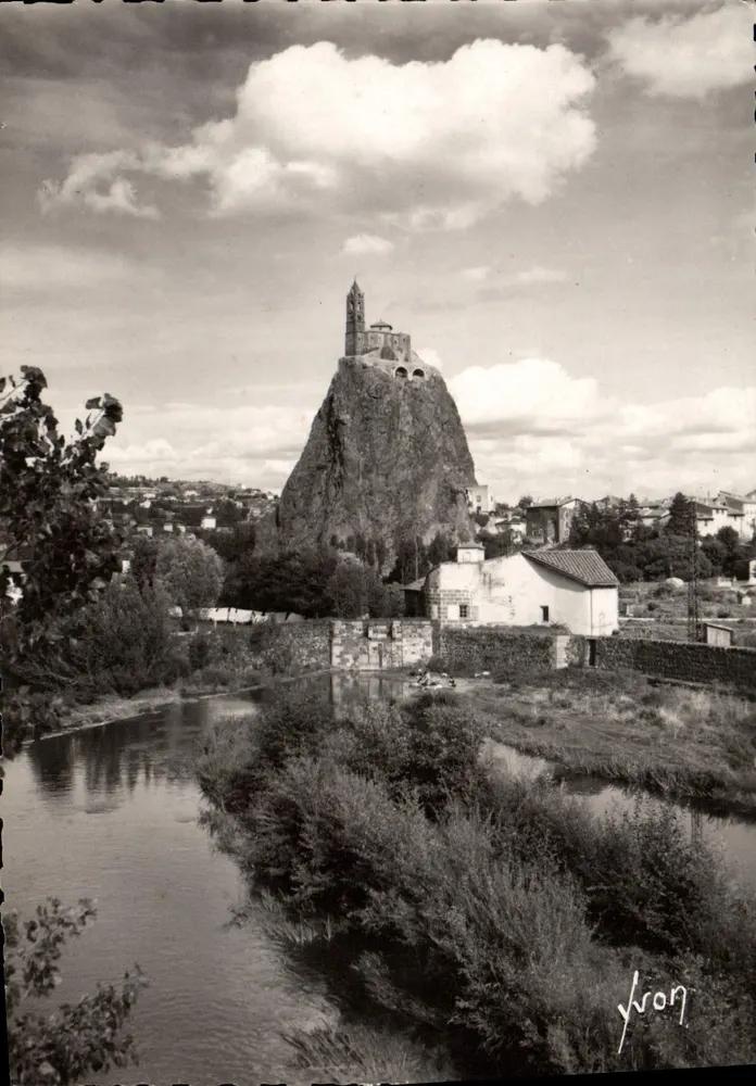 Le Puy (Haute-Loire) — Der Felsen Saint-Michel und die Borne — Éditions d'Art 'Yvon', Paris - Vorderseite