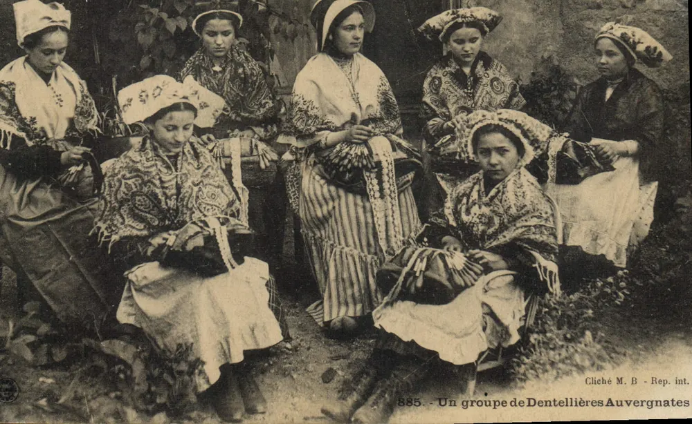 Eine Gruppe von Seidenstrickerinnen aus der Auvergne — Cliché M. B. Rep. int. — n° 885 - Vorderseite