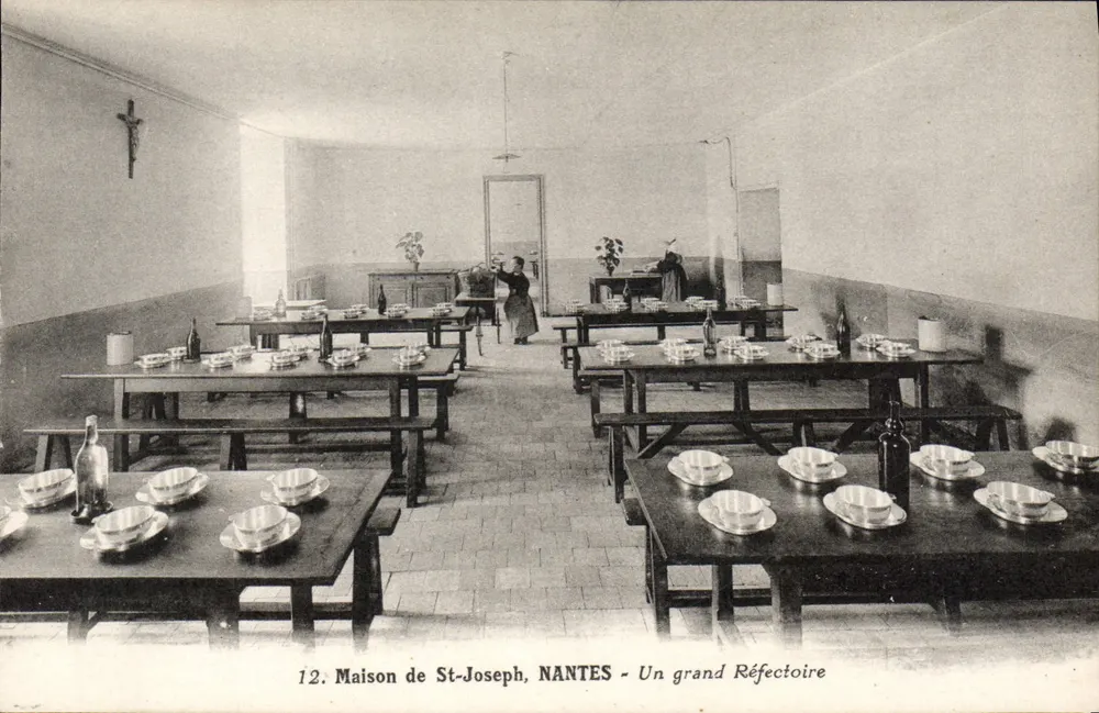 Haus St-Joseph, NANTES — Ein großes Refektorium — Serie 12 - Vorderseite