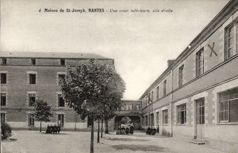 Maison de St-Joseph, NANTES — Ein Innenhof, rechte Flügel - Vorderseite