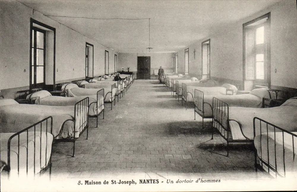 Maison de St-Joseph, NANTES — Ein Männerdormitorium — Nr. 8 - Vorderseite