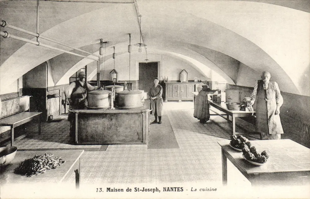 Haus St-Joseph, NANTES — Die Küche — 13. Haus St-Joseph, NANTES - Die Küche - Vorderseite