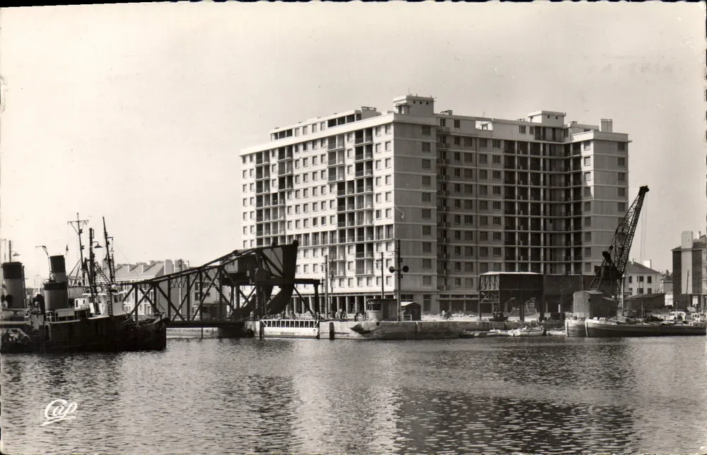 Saint-Nazaire — Eingang zu den Bassins — Kapitän - Vorderseite