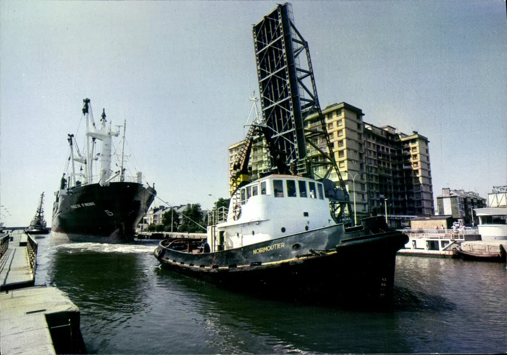Saint-Nazaire (Loire-Atlantique) — Im Hafengraben, Schlepper vor der Schiffsbrücke — IRIS - Vorderseite