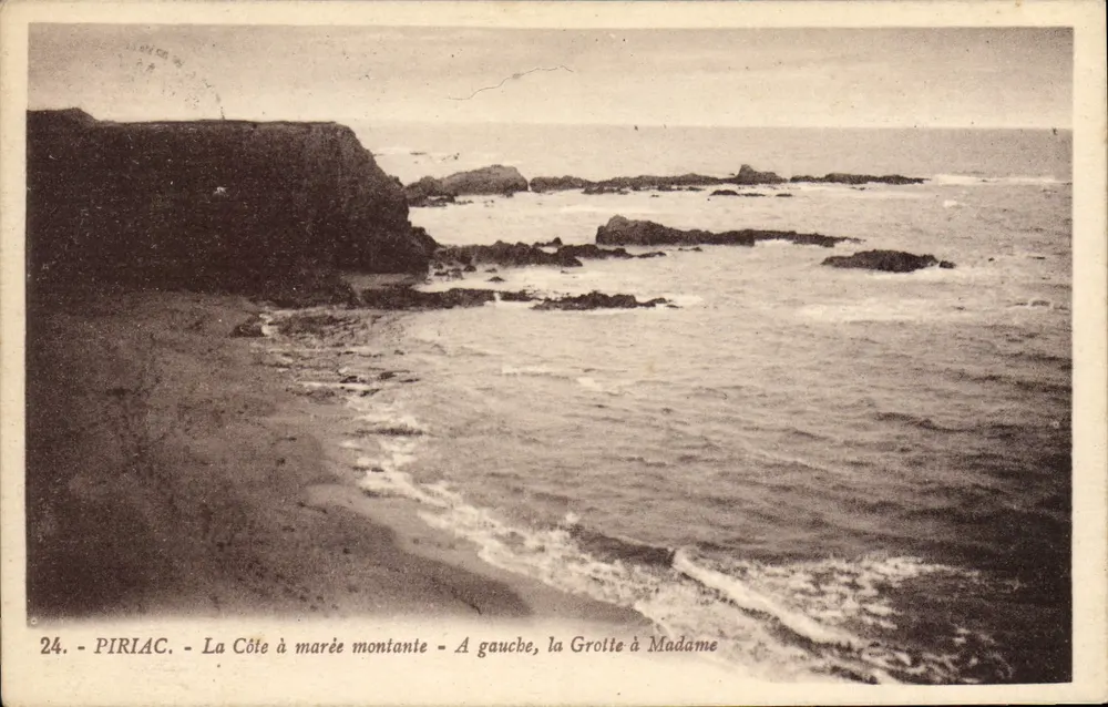 Piriac - A Costa com maré alta - À esquerda, a Gruta da Senhora - Frente