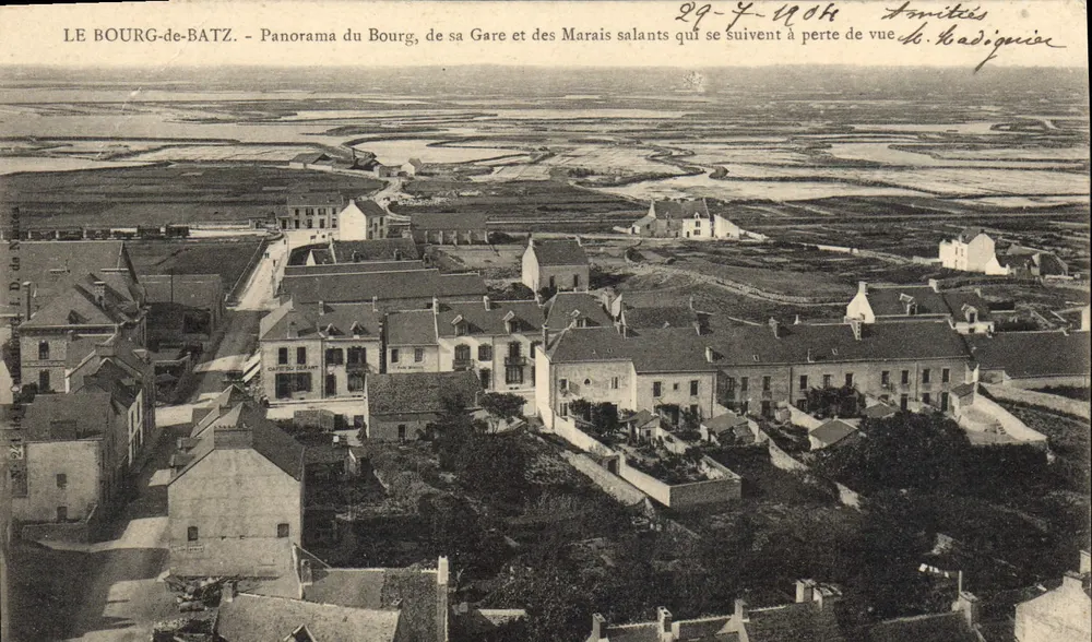 LE BOURG-de-BATZ - Panorama van het Bourg, van zijn Station en de zoutmarsen die zich verliezen in de verte — D. Kadigierie - Voorkant