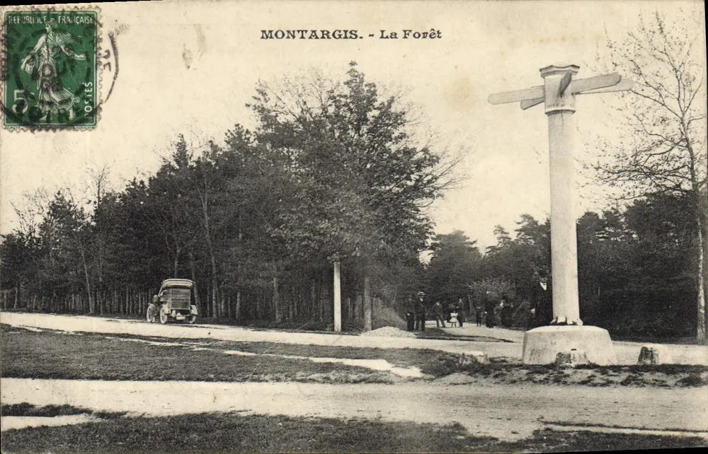 Montargis - La Forêt — Cruz monumental e automóvel antigo - Frente