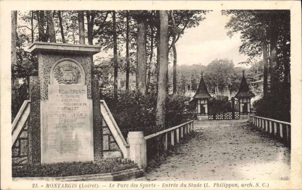 Montargis (Loiret) — Der Sportpark — Eingang zum Stadion (L. Philippon, arch. S.C.) - Vorderseite