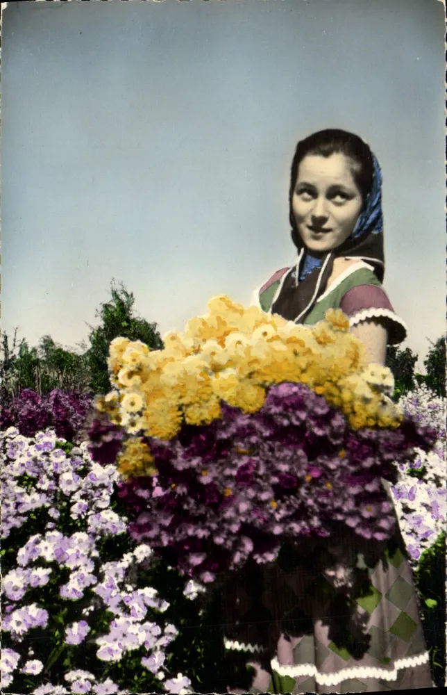 Frau im traditionellen Kleid — Blumenfeld — Éditions Estel, n° 45 - Vorderseite