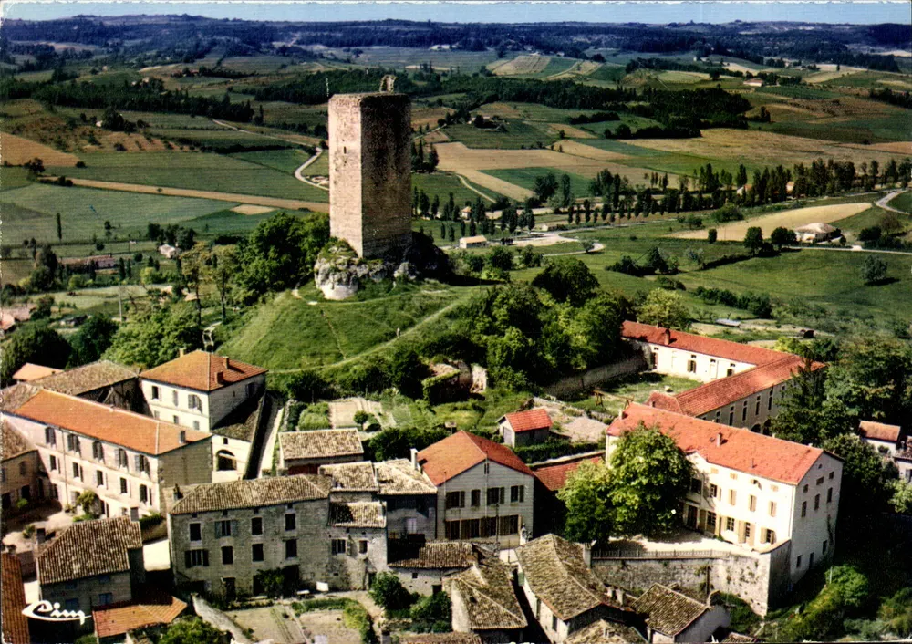 Montcuq (Lot) — Alte befestigte Stadt — Luftbild — Die Turm (12. Jh.) — Verlag Cing - Vorderseite