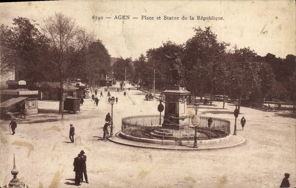 Agen — Praça e Estátua da República — Fototipia A.D.I.A. (Saint-Roch) - Frente