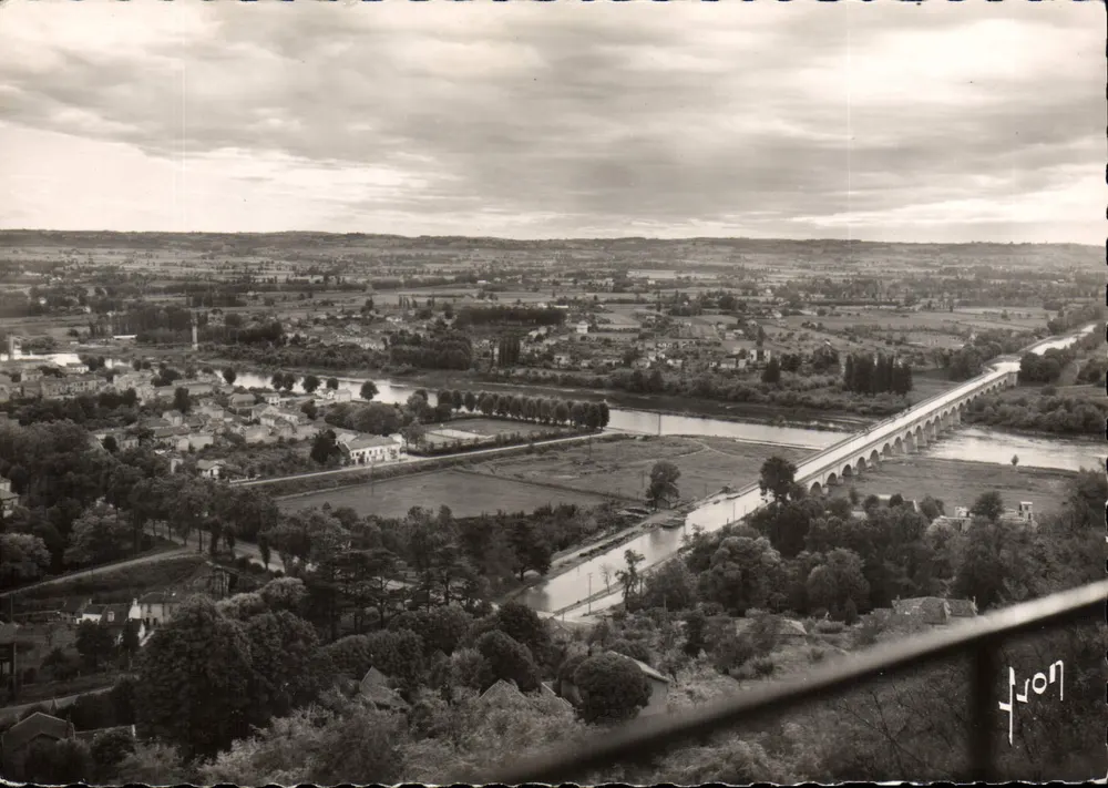 Agen (L.-et-G.) — Ansicht der Garonne-Ufer und des Kanalbrückens — Éditions d'Art Martel, Paris - Vorderseite