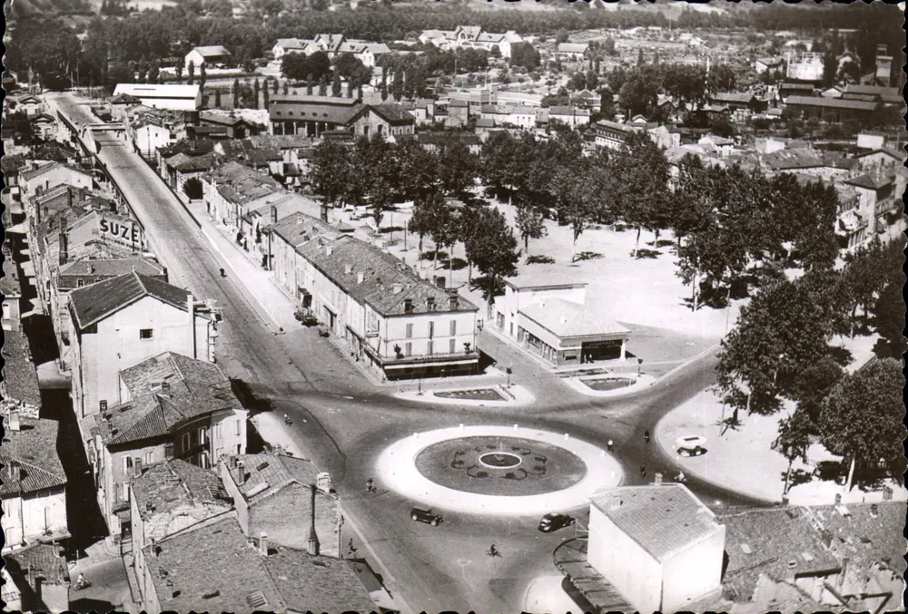 Vista aérea — Agen, rotunda e esplanada do Pin — Foto nacional P. R. Mikkely, n° 727 - Frente