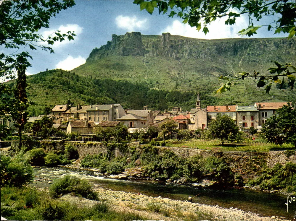 Florac-Entrée das Gorges do Tarn — vista do vilarejo e da montanha — editor E.K.B. n°8928 - Frente