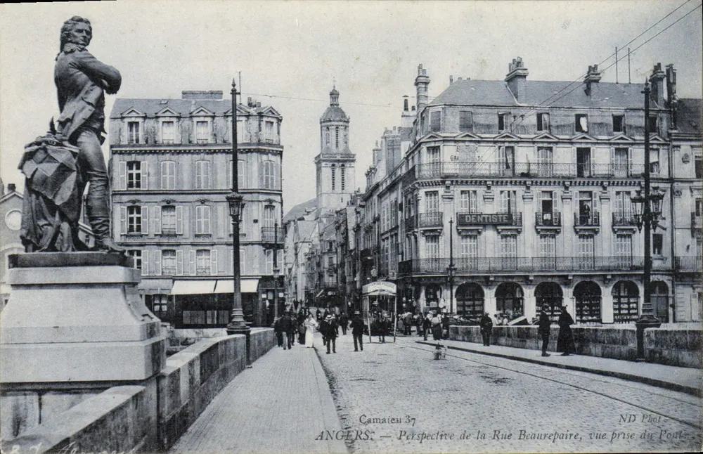 Angers — Perspectiva da Rue Beaurepaire, vista tirada do Pont — Camateu 37 - Frente