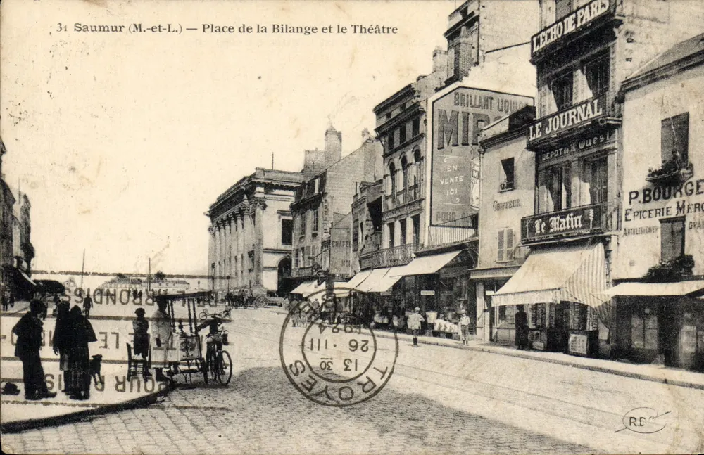 Saumur (M.-et-L.) — Place de la Bilange und das Theater — R. Dorange, Verleger - Vorderseite