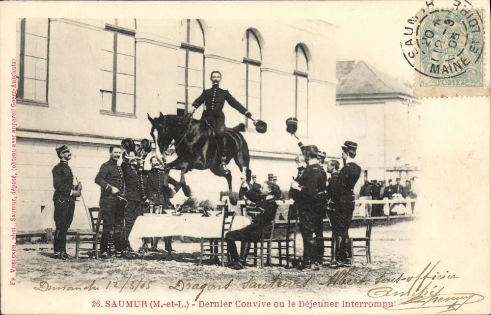 Saumur (M.-et-L.) - O Dragão Saltador ou o Almoço Interrompido — FR. VORLOCKER, fot. Saumur, depositado, (obtido com aparelho Goetz-Anschutz) n°26 - Frente