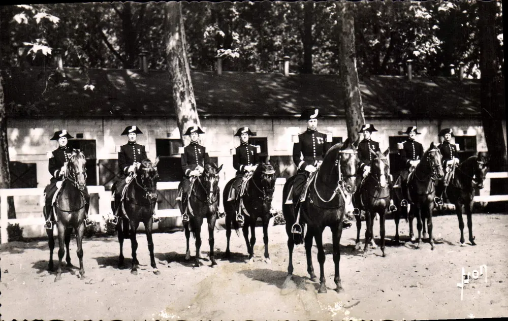 Eine Gruppe Stallknechte an der Reiterschule in Saumur — Fotografie von J. Léon - Vorderseite