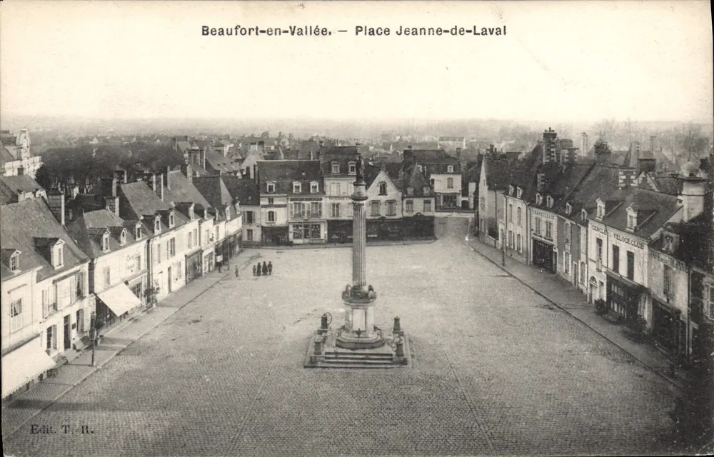 Beaufort-en-Vallée — Place Jeanne-de-Laval — Edit. T. R. - Vorderseite