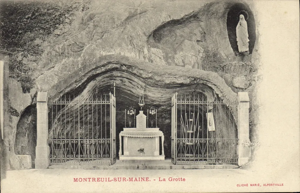 Montreuil-sur-Maine - Die Höhle — Statue der Jungfrau in einer Felsenische, umrahmt von einem Eisenportal — Cliché Marié, Alfortville - Vorderseite