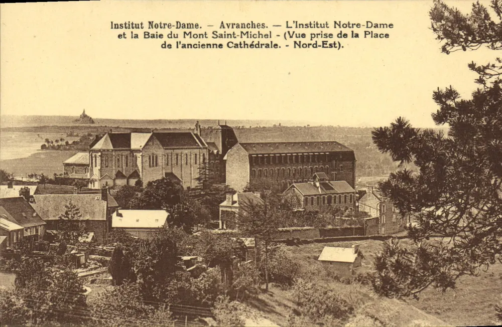 Institut Notre-Dame — Avranches — Ansicht des Instituts Notre-Dame und der Bucht des Mont Saint-Michel (Nordosten) - Vorderseite