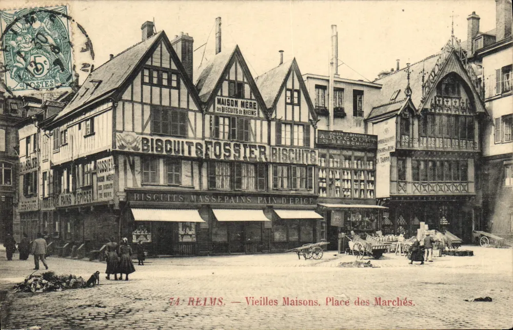 Reims — Alte Häuser. Place des Marchés — Mutterhaus der Rheims-Kekse und andere Geschäfte - Vorderseite