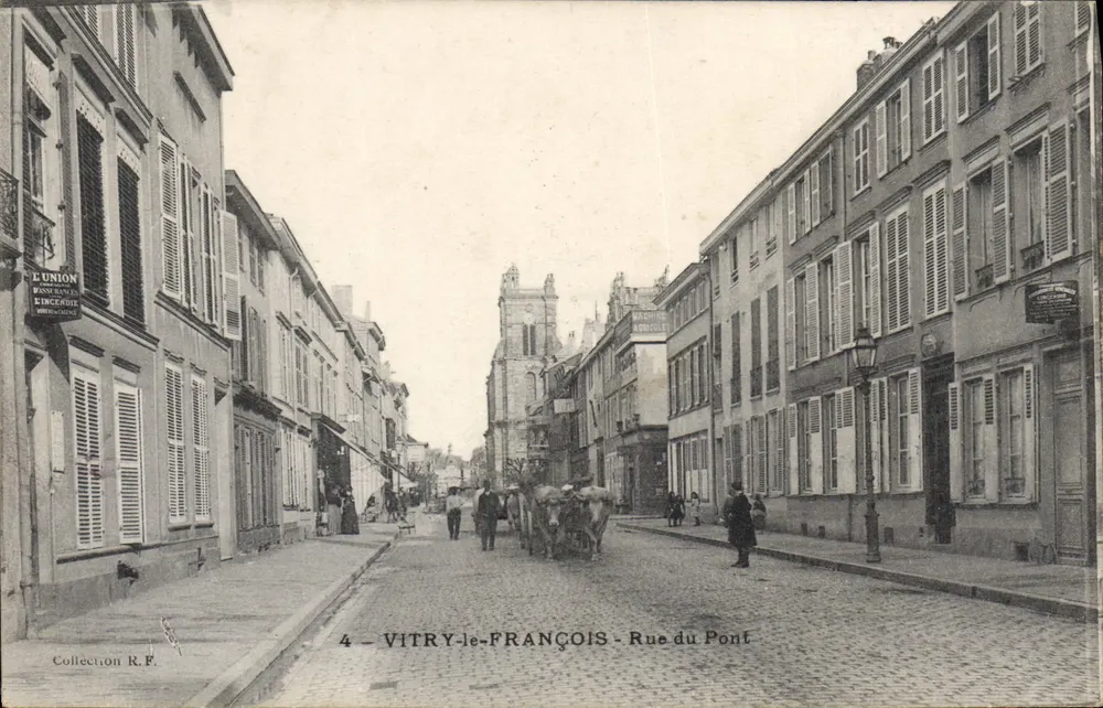 VITRY-le-FRANÇOIS - Rue du Pont — vista da rua com igreja no fundo — editor R.F. n°4 - Frente