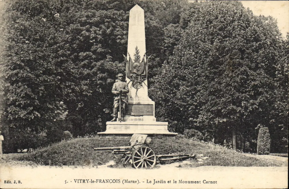 Vitry-le-François (Marne) — Der Garten und der Carnot-Brunnen — Edit. J.B. - Vorderseite