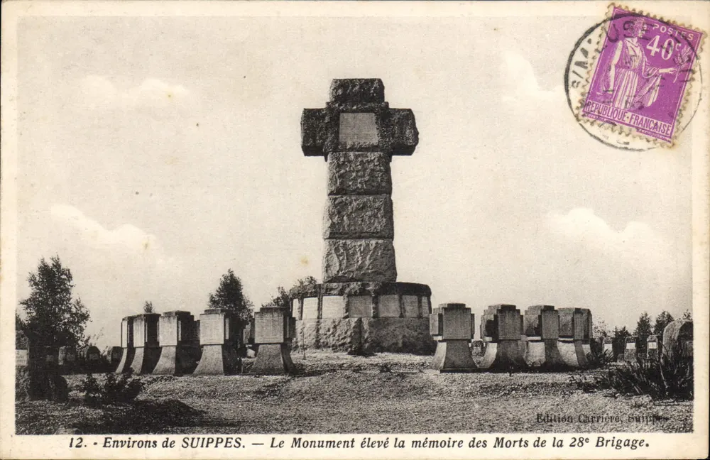 Umgebung von SUIPPES — Der Denkmal errichtet in Erinnerung an die Toten der 28. Brigade — Edition Carrière, Samps - Vorderseite