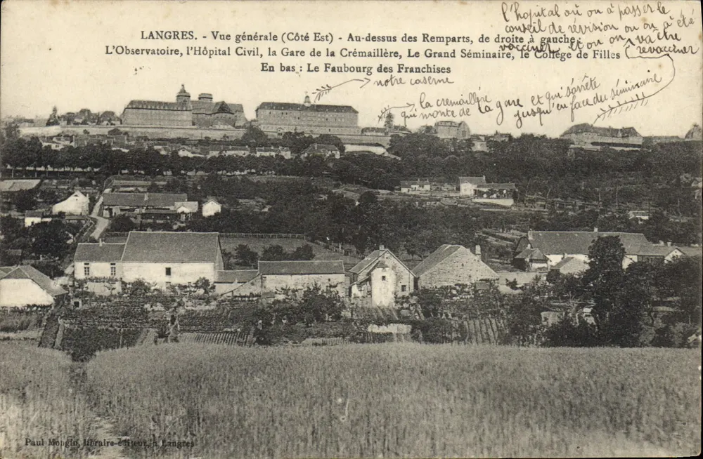 Langres - Vue générale (Côté Est) - Au-dessus des Remparts, de droite à gauche : L'Observatoire, l'Hôpital Civil, le Grand Séminaire, le Collège de Filles. En bas : Le Faubourg des Franchises. - Paul Mongis, Libraire-Éditeur, à Langres - Recto