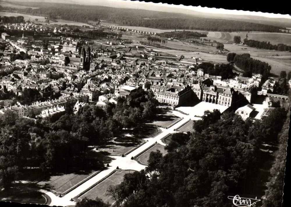 Lunéville (M.-et-M.) — Vista geral aérea — Os Bosquetes e o Castelo — Edições Aéreas Coll. Imp. 10329 A - Frente