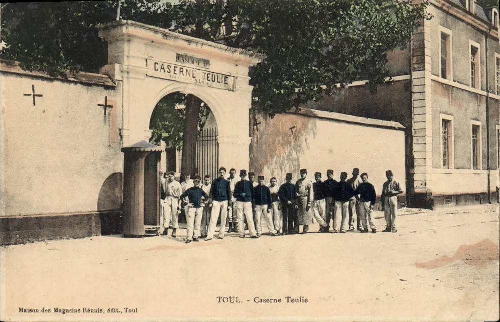 Toul - Caserne Teulie — soldats devant l'entrée — Maison des Magasins Réunis, édit., Toul - Recto