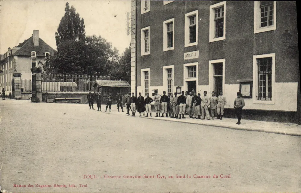 Toul - Kasernen Gouvion-Saint-Cyr, im Hintergrund die Kasernen von Creil — Maison des Magasins Réunis, Toul - Vorderseite