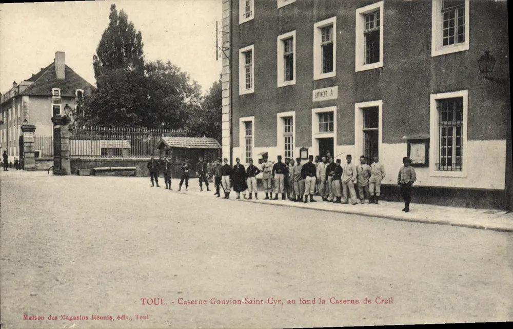 Toul - Kasernen Gouvion-Saint-Cyr, im Hintergrund die Kasernen von Creil — Maison des Magasins Réunis, Toul - Vorderseite