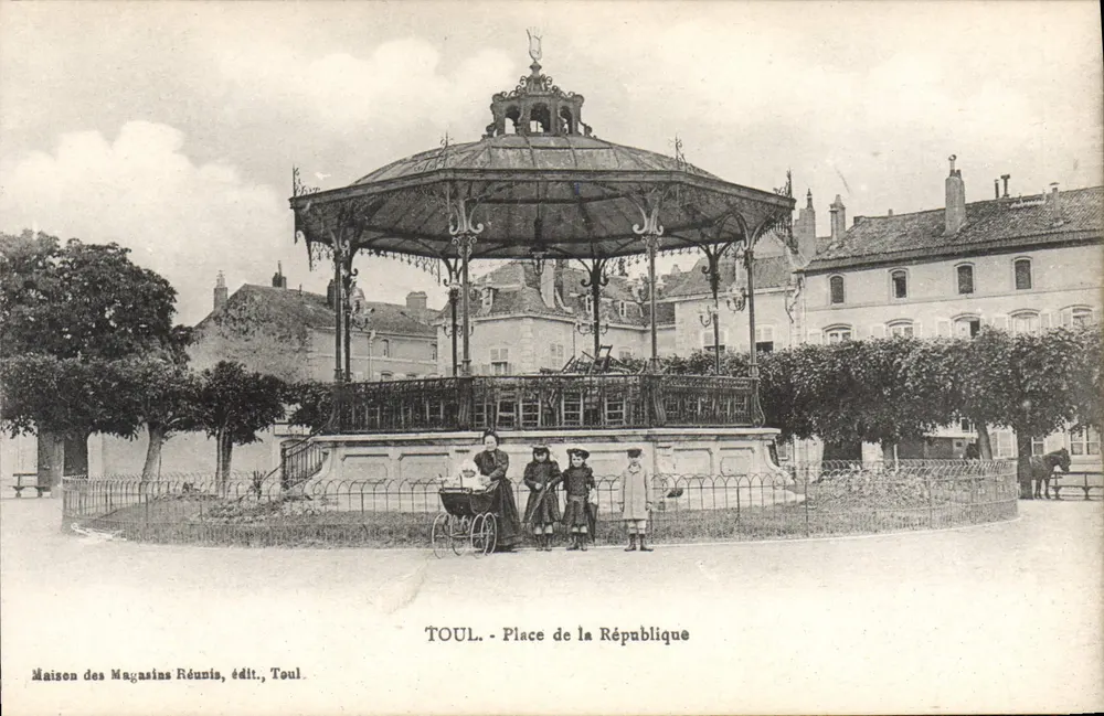 TOUL - Place de la République — kunstvoller Eisenkiosk — Maison des Magasins Réunis, Verlag, Toul - Vorderseite