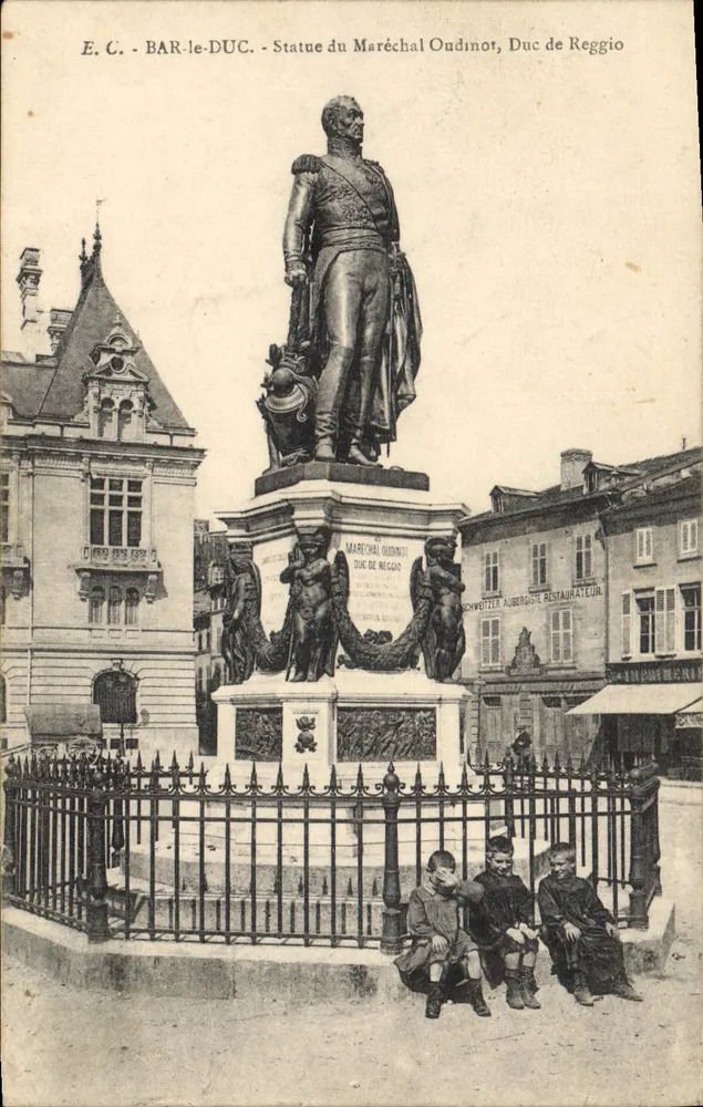 Bar-le-Duc - Estátua do Maréschal Oudinot, Duque de Reggio — E.C. editora - Frente