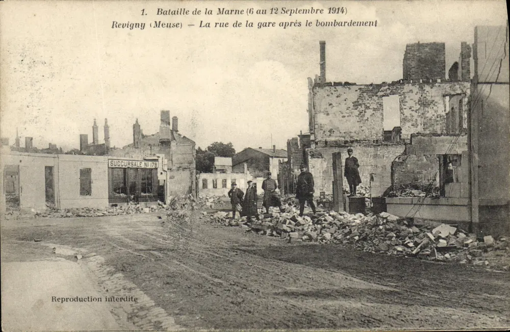 Revigny (Meuse) — Die Bahnhofstraße nach dem Bombenangriff — A. Humbert, phot.-edit., St-Dizier, Nr. 178 - Vorderseite