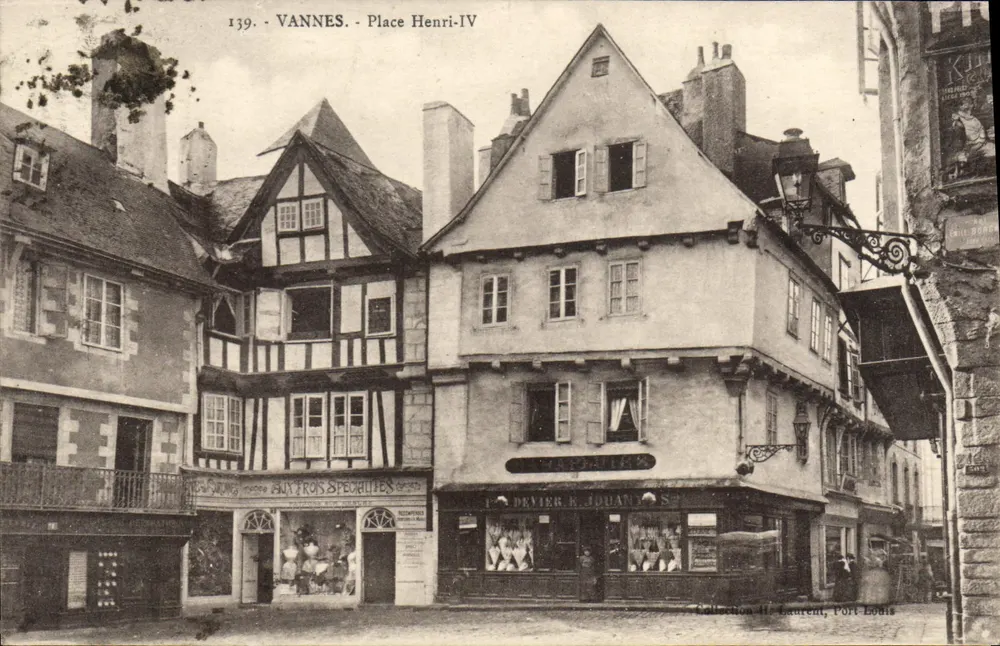 VANNES - Praça Henri-IV — vista de edifícios e comércios — Coleção H. Laurent, Port Louis - Frente