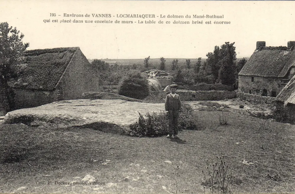 Ambiente de VANNES - LOCMARIAQUER - O dolmen do Mané-Ruthual — Coll. F. Decker, foto. Vannes - Frente