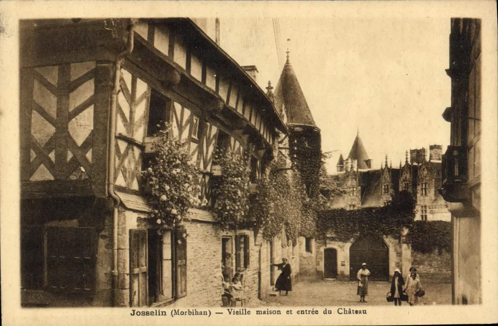 Josselin (Morbihan) — Alte Haus und Eingang zum Schloss - Vorderseite