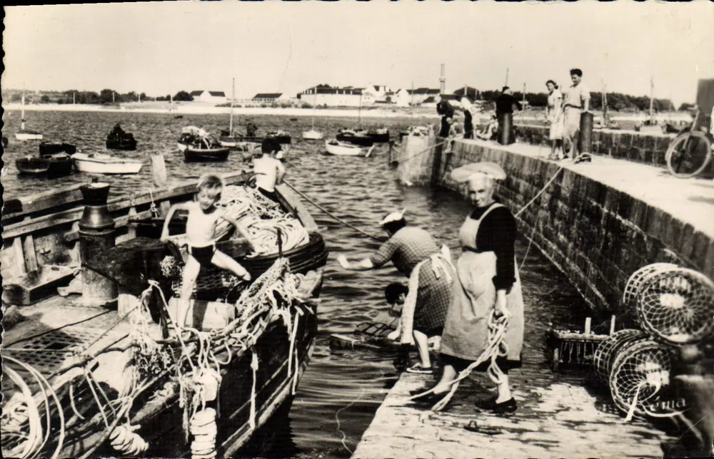 Hafen von Lomener (Morbihan) — Fischer und Kinder am Kai — Verleger RÉMA, Nr. 616 - Vorderseite