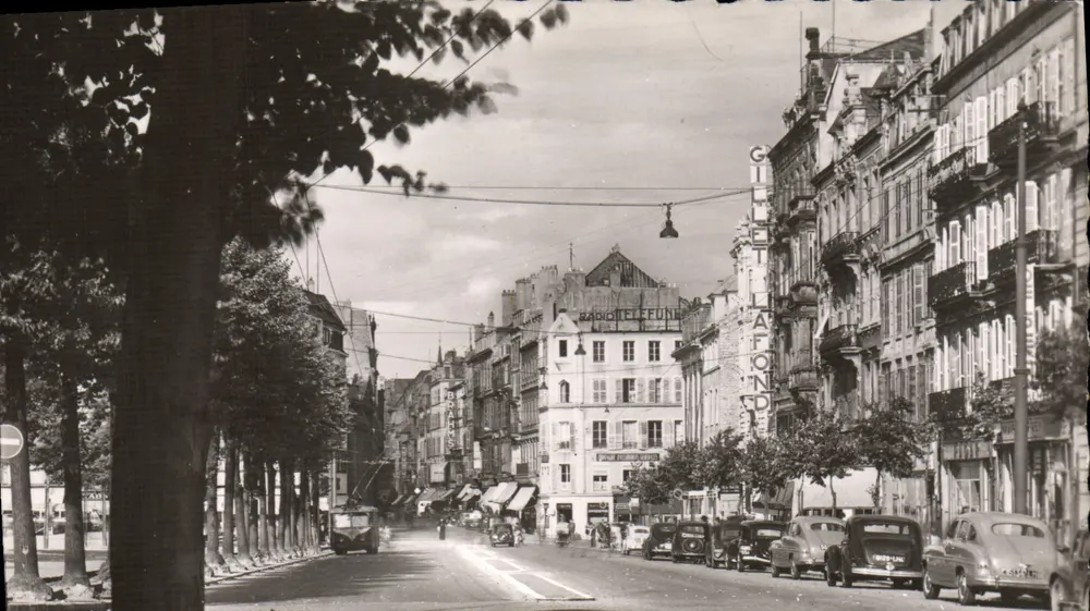 Rue Serpenoise em Metz — visão urbana com placas 'RADIO TELEFUNK' e 'GILLET LA FOND' — Editor: Edições PIERBON & Cie - Frente