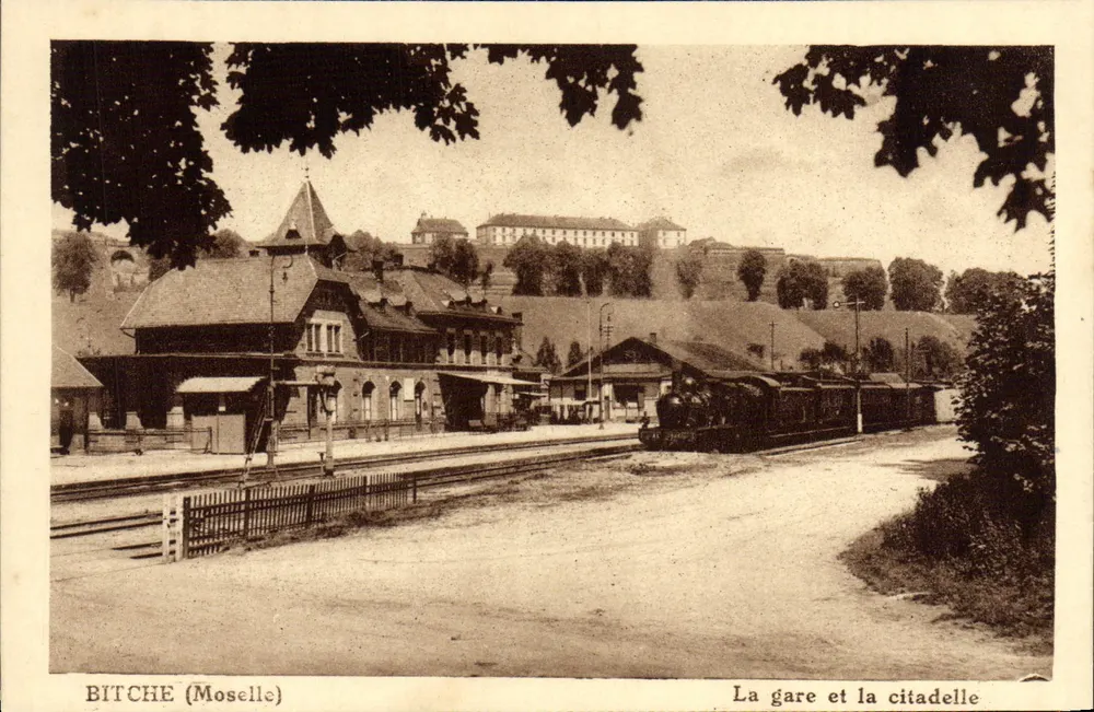 Bitche (Moselle) — A estação e a cidadela — Imp. d'Art "Hélias" - Frente