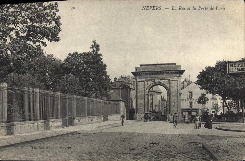 Nevers — A Rue e a Porte de Paris — Th. Ropiteau, N°40 - Frente