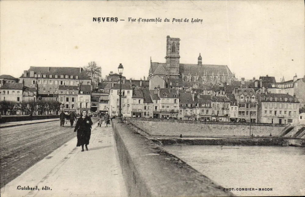 Nevers — Vista geral do Ponte do Loire — Guichard, editor / Fot. Combier-Macon - Frente