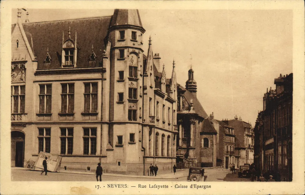 Nevers — Rue Lafayette — Caixa de Economia - Frente