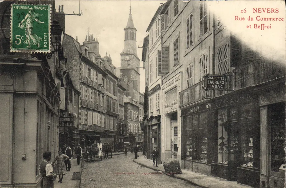 Nevers — Rue du Commerce et Beffroi — Editora: H. Dreyfus & Cie, n°26 - Frente