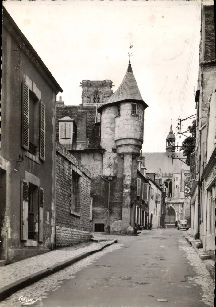 Nevers (Nièvre) — Rue de Loire, Maison à Echauguette — No fundo, a Catedral — Foto Cabier Bacon - Frente