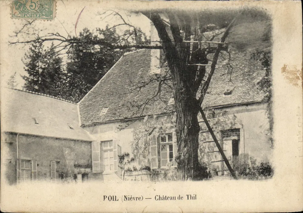 Poil (Nièvre) — Castelo de Thil - Frente